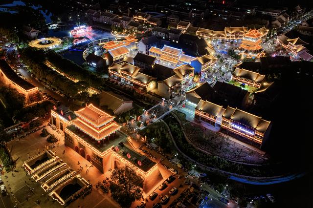 甘肃张掖：璀璨灯光点亮古城夜生活