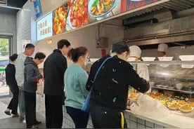 居民可“点菜”！长宁这家社区食堂成了居民的“私家厨房”图片