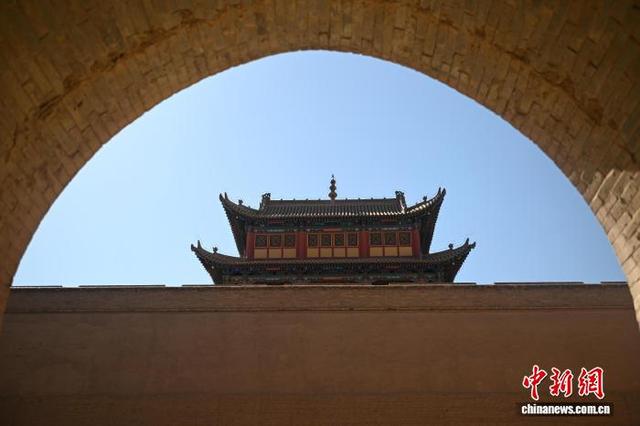 嘉峪关关城文物景区吸引游客