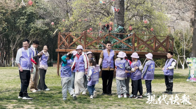 行走的课堂藏不住春色与欢乐，连云港云台山景区成春假亲子打卡热地