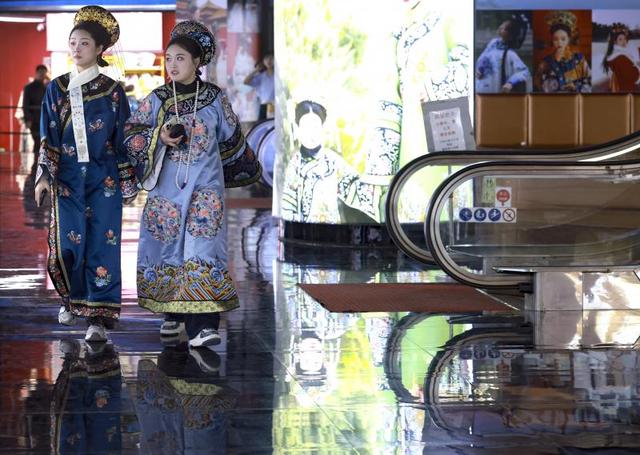从王府井到故宫：Z世代在北京圆“格格梦”
