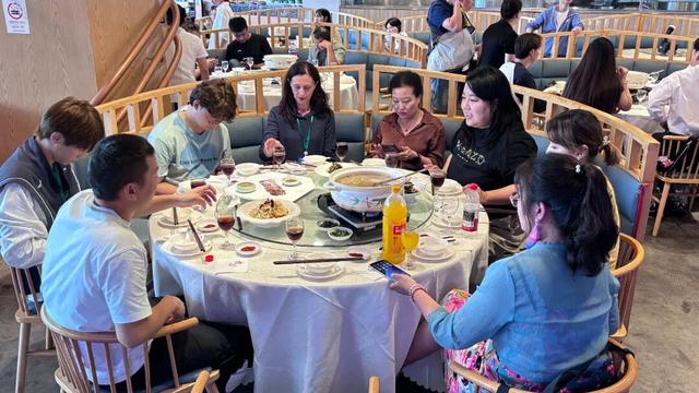 国际范儿遇见简阳味儿 50位中外主播网红以画笔+月饼，勾勒文化交融新画卷