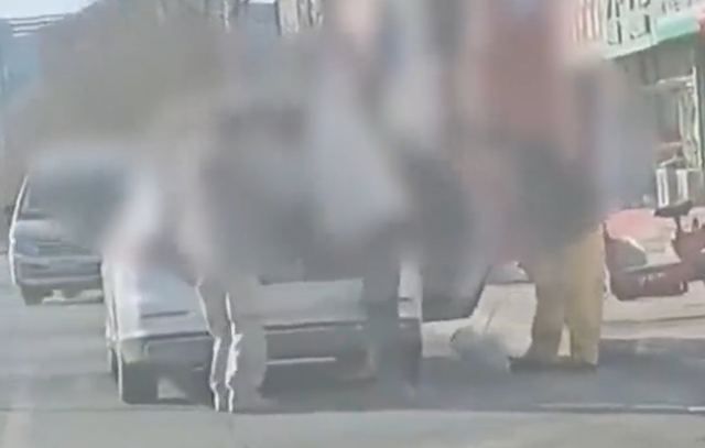 警车上下来3人未穿警服牵着宠物狗，河北围场警方通报：辅警时某因公驾车前往承德市区，其母亲和妻子搭车同行，时某被解除劳动关系