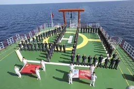 （第40次南极考察·图文互动）中国第40次南极考察队穿越赤道进入南半球图片