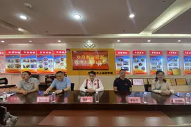 奥运冠军练俊杰回烟台母校“探亲” 分享夺冠经验图片