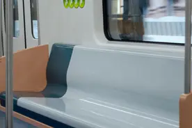 法治观察：“5元卖地铁座位”系谣言，但有人想买，地铁“有偿让座”合法吗？图片