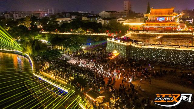 荆州：千年古城墙为幕 “双凤齐飞”点亮东门夜空