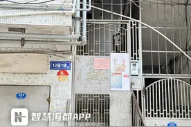 福州一居民楼天台被顶楼业主私自上锁，物业、社区回应→图片