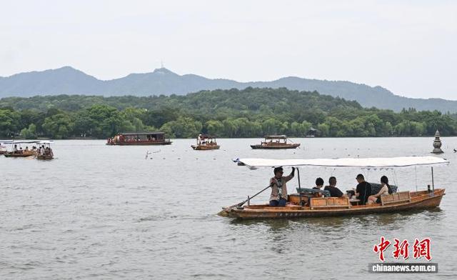 浙江杭州：民众游西湖享夏日时光