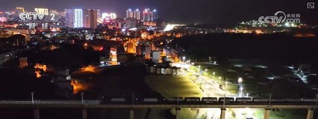 推着自行车上火车、晚上睡觉白天游玩 特色服务让山水之约有了全新打开方式