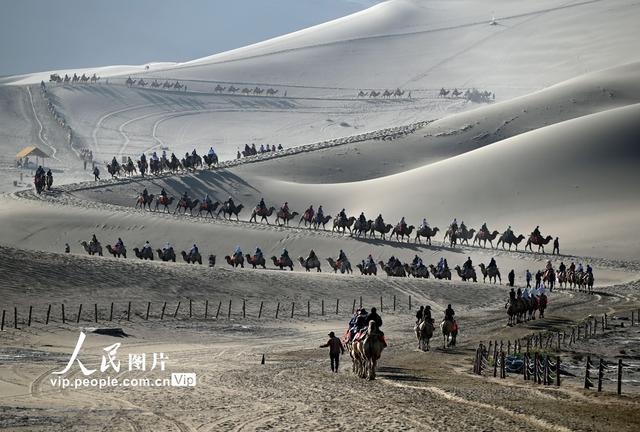 甘肃敦煌：秋高气爽游大漠