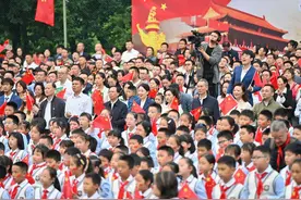 十九年坚守，五星红旗准时在这所小学升起图片