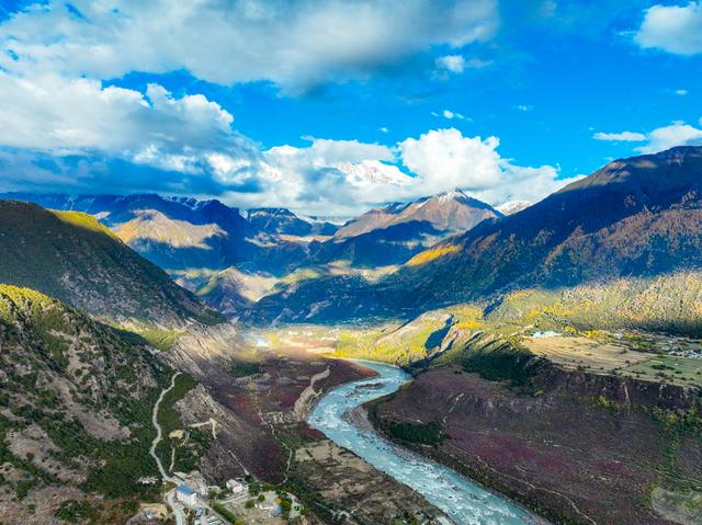 雅鲁藏布大峡谷秋景如画