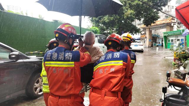 桥梁被淹20名群众受困 消防紧急救援