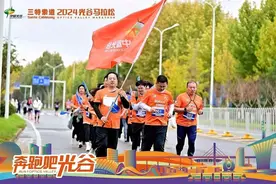 “数据库第一股”团队跑完光马接力赛最后一棒，创始人、80岁华科老教授冯裕才嘱咐员工：做创新就像一场马拉松图片