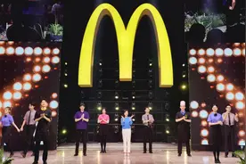 1件Polo衫=11个塑料瓶  麦当劳中国发布新一代员工制服图片