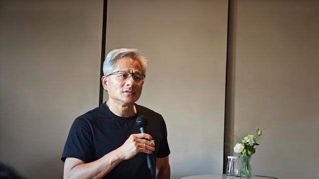 黄仁勋一身唐装首次发表中文演讲