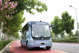 首辆无人驾驶公交车“上路”，山东“无人驾驶”加速跑图片