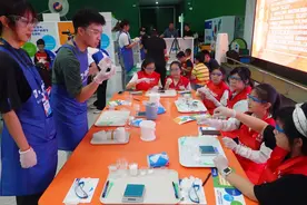 新京报小记者走进中国科技馆，变身“小小化学家”探索材料的魅力图片
