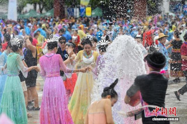 海南保亭：数万民众嬉水狂欢庆“七夕”