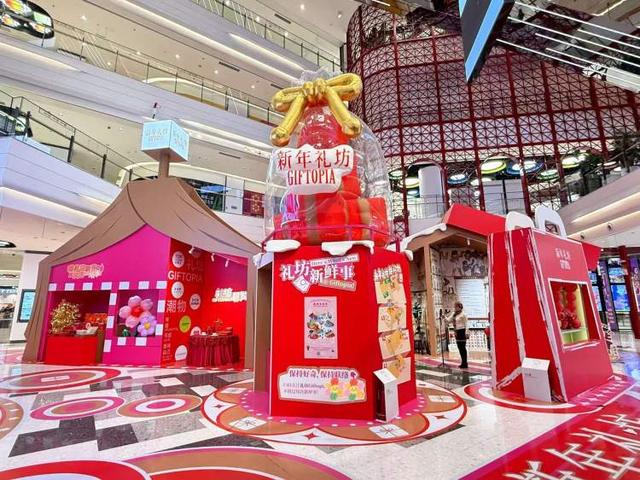 俯瞰屋顶灯会、听沪语脱口秀、观石窟特展…过年来百年弄堂共赏海派今潮年味｜新春闹灯会·古镇过大年③