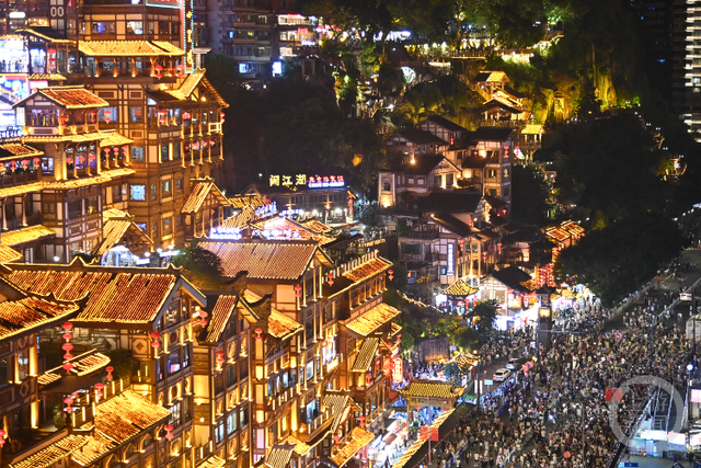 “双节”赏山城璀璨夜景 点燃节日活力