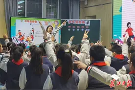 新鲜！爸爸妈妈走进校园和孩子一起“上学”图片