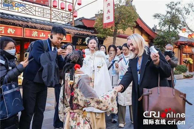 你好，龙亭丨千年汴梁“触手可及”，外国网红沉浸式体验“国潮”河南