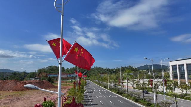 【迎国庆·颂祖国】龙川换上 “中国红” 盛装，满城喜色漾起浓浓爱国心