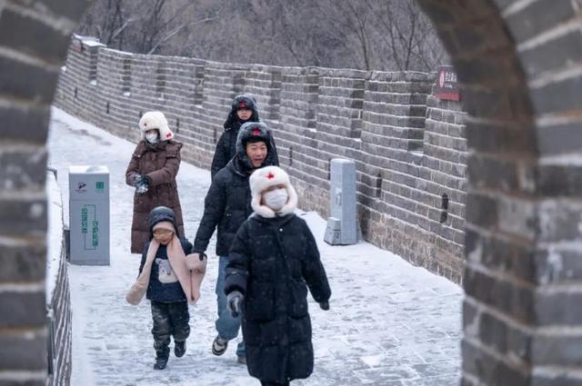 八达岭长城喜提初雪	，银装素裹美成水墨丹青