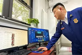 八旬老人烧水忘关火，智慧烟感报警器直接“喊”来消防员图片