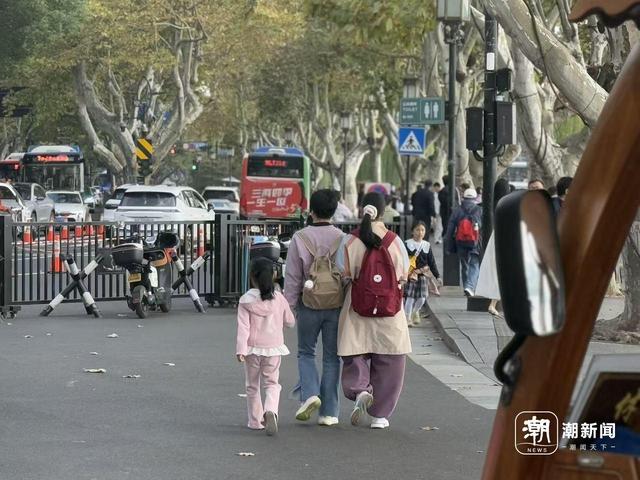 西湖秋假热：今天断桥被这些孩子们“占领”啦！