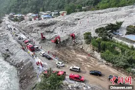 四川康定山洪泥石流318国道受灾段恢复通车图片