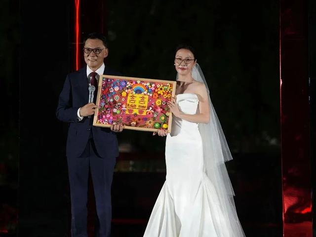 张丹红发婚礼视频向李国庆表白：将用余生回报你、爱你，两人婚礼收到111笔善款共11.3万余元已捐赠，受助学生手工制作礼物感谢