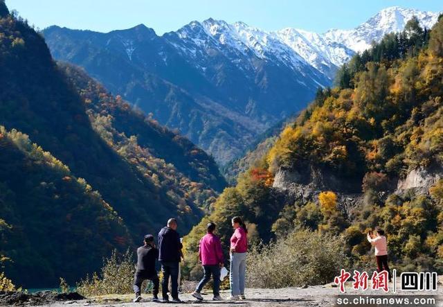 绵阳平武：彩林红叶正当时 白马藏寨迎客来
