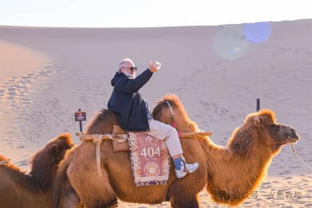 敦煌：大漠秋景醉游人