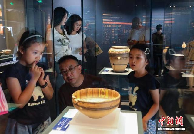 青海省博物馆迎来暑期参观热