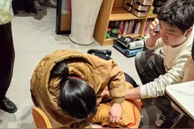 女子突发抽搐 她冲刺救人 路人：真是牛！图片