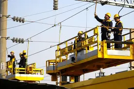 惊！这群人拿着木棍表演“空中杂技”？图片