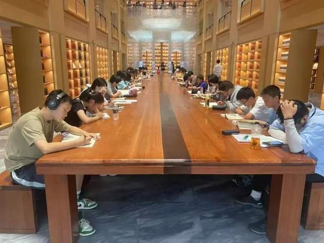 上海未来十天高温不减，想玩怕热？这三条地铁丝滑包送的清凉路线，嗨吃嗨玩嗨看一秒也不晒