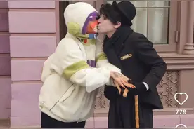 演员被投诉“性骚扰”游客的北京环球影城：曾有员工偷拍裙底图片