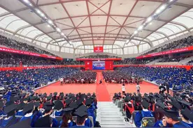 上海交大举行2025研究生毕业典礼，校长丁奎岭寄语毕业生：勇于做困难而真正有价值的事图片