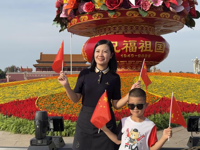 祝福祖国！市民天安门广场大花篮前拍照留影，共迎国庆