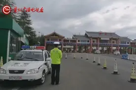 贵州一对夫妻吵架，妻子赌气竟怒吞一瓶药！丈夫吓得赶紧报警……图片