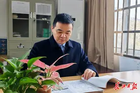 数学应用题在操场“演”出来，同学们说这位老师“绝了”图片