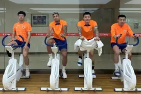 王大雷晒与队友“踩单车”照片，回应关于泰山队的种种传闻图片