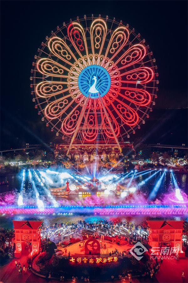 篝火映夜 七彩云南欢乐世界上演火把节盛夏狂欢