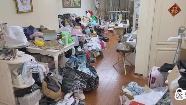 管乐回应衣服物件堆满客厅