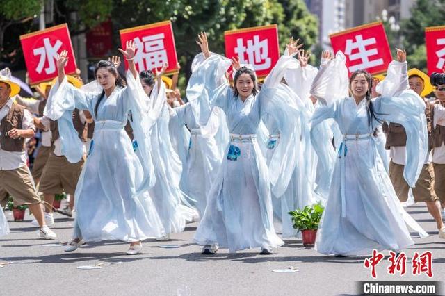贵州赫章：多彩大巡游 炫出新活力