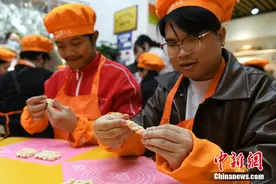 “洋弟子”学习制作非遗麻花 感受传统美味的继承与创新图片